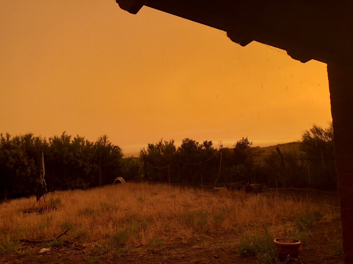 Así estaba el cielo ayer en Puerto Pramides! Se tiñó todo de color naranja, incluso el interior de mi casa, fue increíble! #cielo #cielonaranja