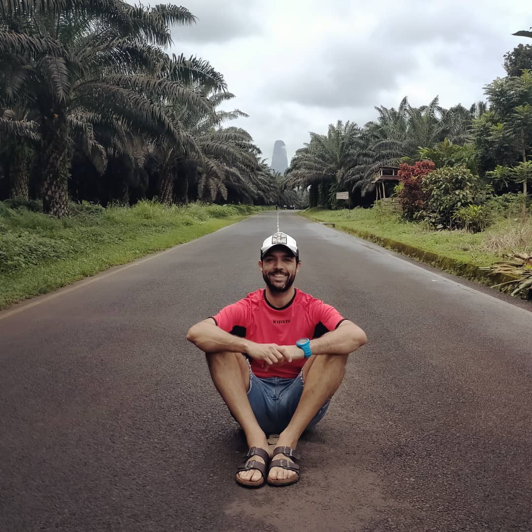 arangometeo's tweet photo. Entre palmeras, en medio de la selva, en el sur de la isla de Sao Tomé, dentro de la reserva del Obo, se yergue este monolito pétreo de origen volcánico #CaoGrande https://t.co/tYw4dl26Up
