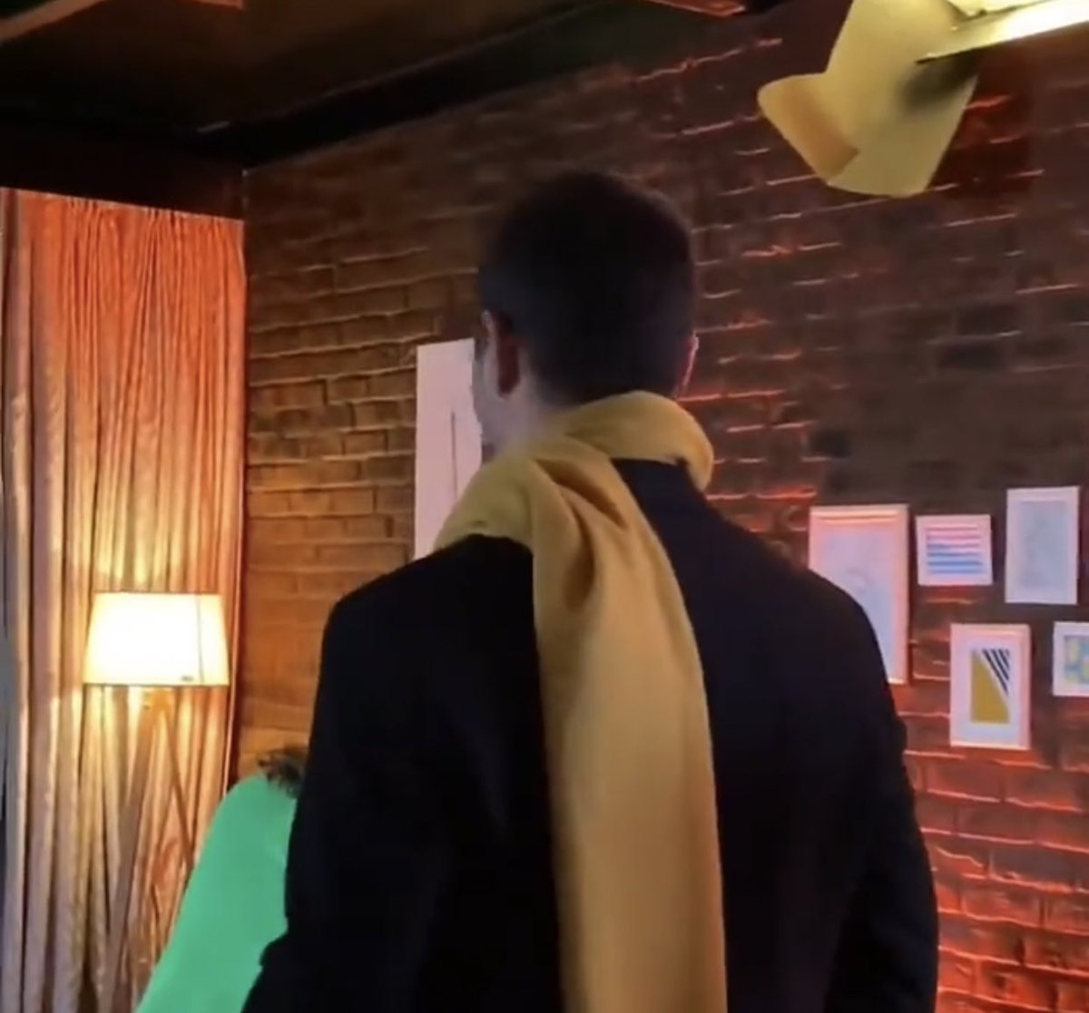 Orda bize ait bir şey var atkıyı bir çeker misin???