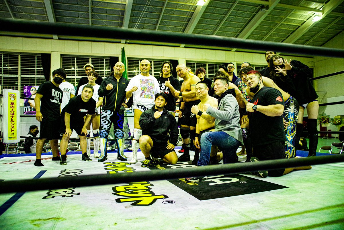 gatoken0806's tweet photo. #ddtpro 大牟田大会 #YutoFINALROAD 相島勇人引退興行終了。
西日本プロレス、全日、キングスロード、NOAH、DDT…彼に届いた多くの花や沢山のメッセージは、間違いなく彼が色んな団体で、そしてここ九州でプロレスを支えてきた事の証明。
相島選手、26年間、お疲れ様でした。 https://t.co/iFklbWpO3d