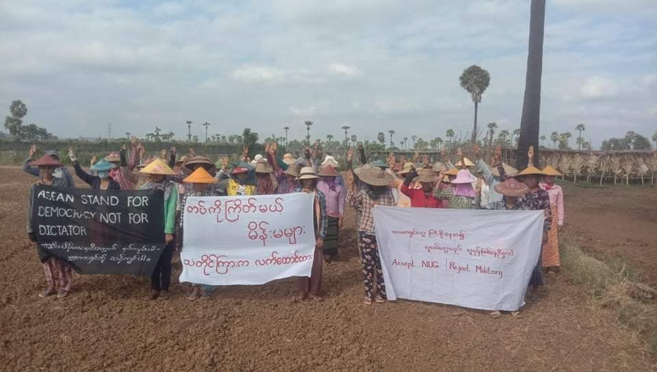 thandarwin01's tweet photo. Onion farmers from Latpadaung area, SarLinGyi staged a guerrilla strike while harvesting to show support for NUG and protest against genocidal military.
#Dec8Coup
#WhatsHappeningInMyanmar 
#EndImpunity https://t.co/L8IxcUizyi