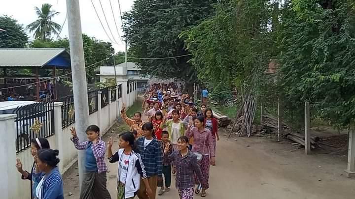 MhuKyot's tweet photo. Locals of eastern Yinmarpin &amp; northern Salingyi Tsp staged a marching strike to protest against Genocidal Dictatorship despite the brutal killings of SAC terrorists happened in the area.
#EndImpunity
#Dec8Coup 
#WhatsHappeningInMyanmar https://t.co/9E9Ks5Xhqj