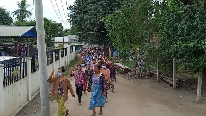 MhuKyot's tweet photo. Locals of eastern Yinmarpin &amp; northern Salingyi Tsp staged a marching strike to protest against Genocidal Dictatorship despite the brutal killings of SAC terrorists happened in the area.
#EndImpunity
#Dec8Coup 
#WhatsHappeningInMyanmar https://t.co/9E9Ks5Xhqj