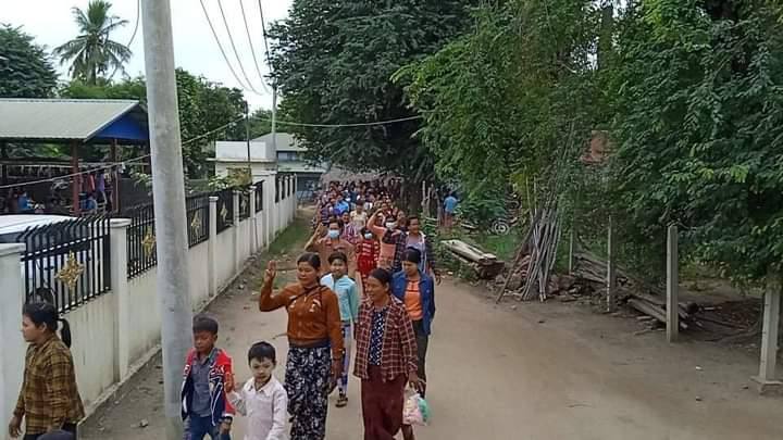 MhuKyot's tweet photo. Locals of eastern Yinmarpin &amp; northern Salingyi Tsp staged a marching strike to protest against Genocidal Dictatorship despite the brutal killings of SAC terrorists happened in the area.
#EndImpunity
#Dec8Coup 
#WhatsHappeningInMyanmar https://t.co/9E9Ks5Xhqj
