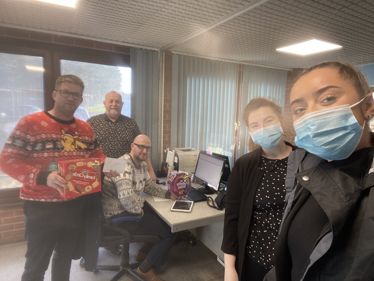 ellie_a_davies's tweet photo. Merry Christmas to everyone down at @FixAutoSwansea , Thank you for everything you do for us! Hope you enjoy the biscuits and chocolates🎅🏼🎄#marketingdaywithdani @DanielleCJ_ERAC @MichelleU5ERAC @EracCymru @SteveWrenU2 https://t.co/oiGwsWu24v