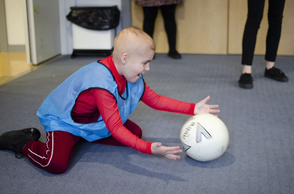 Childrens_Trust's tweet photo. Young people at The Children's Trust organised a brilliant indoor football match yesterday! The children all enjoyed some sporting fun (and a bit of healthy rivalry!) but the match also helped them communicate in a group setting while working on their rehabilitation goals. https://t.co/NDci2j49UR