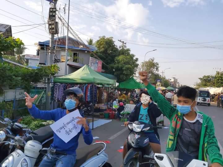 MhuKyot's tweet photo. Locals and Students from Yadanarbon University Students’ Union took the streets to overthrow Genocidal Military this morning fearlessly.
#EndImpunity
#Dec8Coup 
#WhatsHappeningInMyanmar https://t.co/yxLtK1bAFo