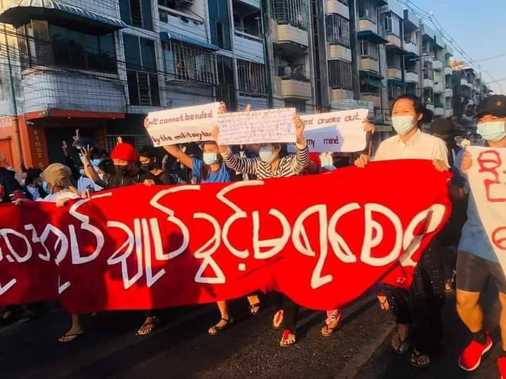 MhuKyot's tweet photo. Yangon Based Universities students union fearlessly took the streets of Yangon in defiance of Genocidal Evil Dictatorship by chanting revolutionary slogans despite the brutal crackdown by SAC.
#EndImpunity
#Dec8Coup 
#WhatsHappeningInMyanmar https://t.co/7GXqiA0xHe