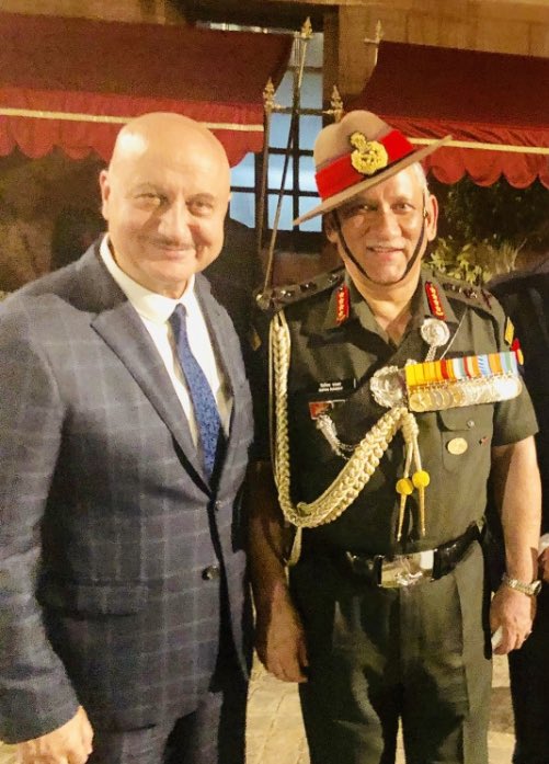 AnupamPKher's tweet photo. CDS #GenBipinRawat, उनकी धर्मपत्नी एवं 11 और फ़ौजी ऑफ़िसर्स के निधन का सुनकर अत्यंत दुख हुआ।#जनरलरावत से मिलने का सौभाग्य कई बार मिला।उनके व्यक्तित्व में ग़ज़ब का दुस्साहस और देश के प्रति अथाह प्रेम था।उनसे हाथ मिलाकर दिल और ज़ुबान से ख़ुदबख़ुद “जय हिन्द” निकलता था! #जयहिन्द 🇮🇳💔 https://t.co/AWgf7SYs0Z