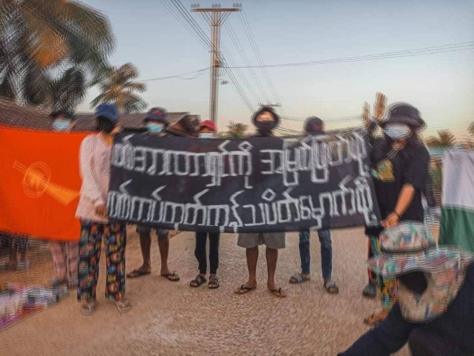 MhuKyot's tweet photo. Students Union &amp; youths of Launglone Tsp marched on the streets to protest against Genocidal Dictatorship &amp; demonstrated rejection of military by burning military owned product posters.
#EndImpunity
#Dec8Coup 
#WhatsHappeningInMyanmar https://t.co/Cl2SxZPLjj
