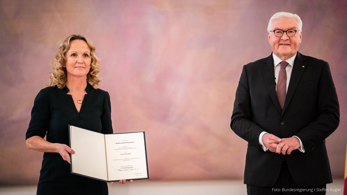 Bundesumweltministerium (@bmuv) on Twitter photo Herzlichen Glückwunsch an die neue Bundesministerin für Umwelt- und Verbraucherschutz <a href="/SteffiLemke/">SteffiLemke</a>! Wir wünschen viel Erfolg, gutes Gelingen, das nötige Durchhaltevermögen und natürlich viel Freude bei der neuen Aufgabe! Wir freuen uns auf die Zusammenarbeit. #Vereidigung #BMUV Herzlichen Glückwunsch an die neue Bundesministerin für Umwelt- und Verbraucherschutz <a href="/SteffiLemke/">SteffiLemke</a>! Wir wünschen viel Erfolg, gutes Gelingen, das nötige Durchhaltevermögen und natürlich viel Freude bei der neuen Aufgabe! Wir freuen uns auf die Zusammenarbeit. #Vereidigung #BMUV