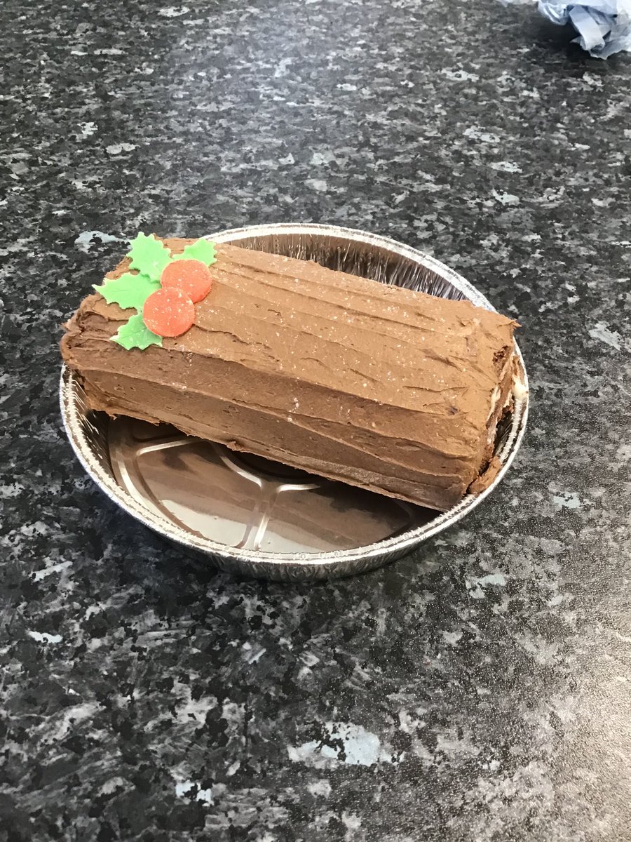 HolyroodHomeEc's tweet photo. Well done to our S3 pupils for making these delicious and stunning Yule logs! 🎄#Christmas2021 https://t.co/JDzapmXfTC