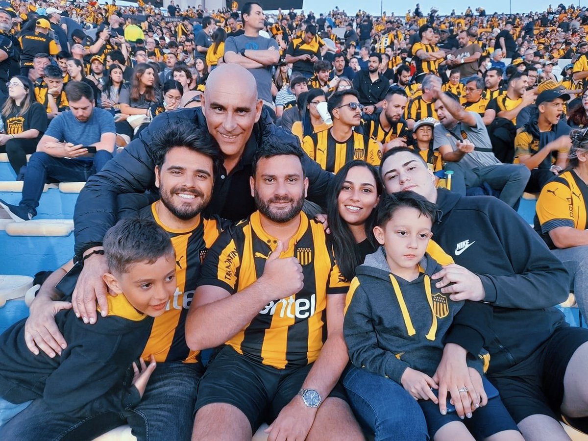 gabrielgroba's tweet photo. La 🏆 #53 en casa 🟡⚫️! Y que mejor que disfrutarlo en flia! Vamo el carbonero! Peñarol nomá! @Florencia_CDS #manya #carbonero #peñarol #campeonato53🏆 https://t.co/tVaLGg7w7Z