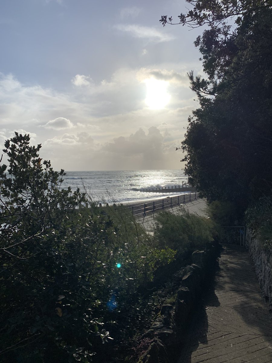 debbiet99313391's tweet photo. Oh I do like to be beside the seaside! Especially when the sun is shining. #dayoff #uniinterviews https://t.co/Ej6OR2DJJP