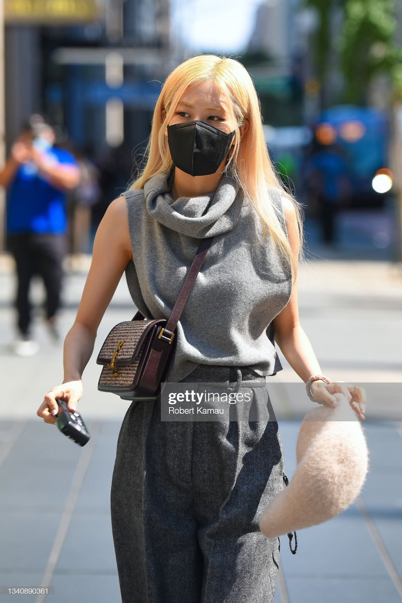 ชุดเดียวกับตอนน้องไปเมกาเป๊ะเลย ทรงผมก็เหมือนกัน แต่ผมคนละสีเฉย555555555 หรือว่าเป็นแสง🤣
#ROSÉ #로제 <a href="/BLACKPINK/">BLACKPINKOFFICIAL</a>