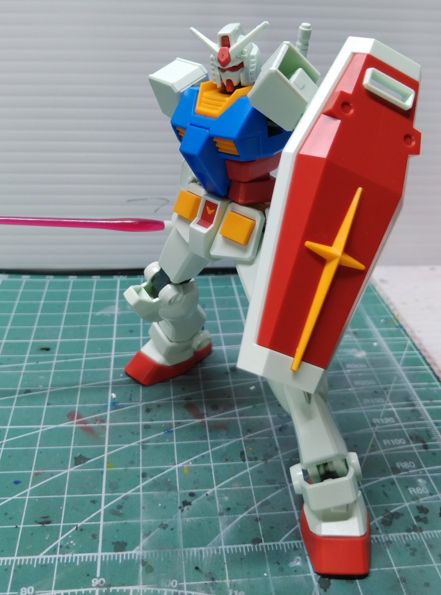 ビームサーベルのビーム刃はSB-13というランナーで、恐らく標準的なHG