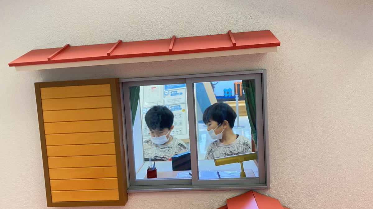 chi_ichigo's tweet photo. 藤子・F・不二雄ミュージアムにあるのび太の家🏠窓越しで写真を撮ると家の中にいるみたい✨
仲良く勉強中d(ゝω・´○)‼️

雨の日でも満足に遊べました💕

#藤子・F・不二雄ミュージアム
#ドラえもん 
@FUJIKOMUSEUM https://t.co/LrcwP6UWYk