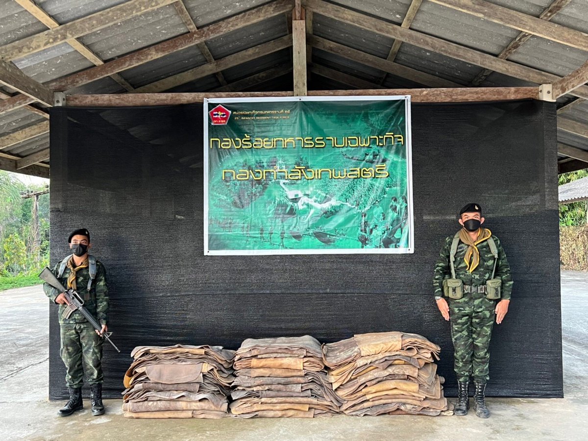 ฉก.ร.๒๕ เมื่อ ๘ ธ.ค. ๖๔ พ.อ. ภูมิพัฒน์ บุญเรืองขาว ผบ.ฉก.ร.๒๕ มอบหมายให้ พ.อ.ศุภชัย สงสังข์ รอง ผบ.ฉก.ร.๒๕ ร่วมกับ ร้อย.ร. (เฉพาะกิจ) ออก ลว.ในพื้นที่รับผิดชอบ ต.ปากจั่น อ.กระบุรี จว.ร.น. ขณะ ลว.ตรวจพบยางพาราแผ่น น้ำหนักประมาณ ๖๐๐ กก. โดยมีร่องรอยการขนย้ายข้ามมาจากประเทศเมียนมา