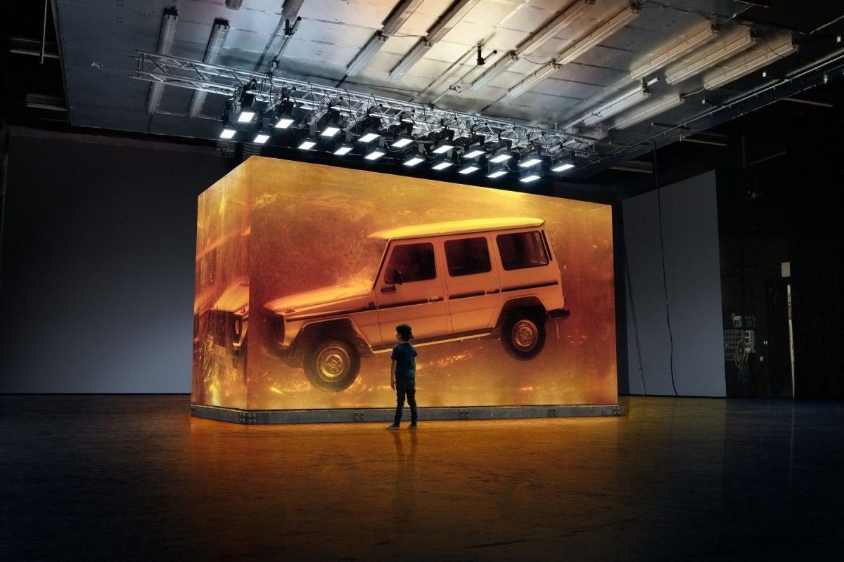 Mercedes preserves its 1979 model in resin - Jurassic Park style 🦖

Working with their agency Antoni, Mercedes ​​poured 40 tonnes of resin around one of their first models "to preserve its DNA"

#PRstunt #ExperientialMarketing