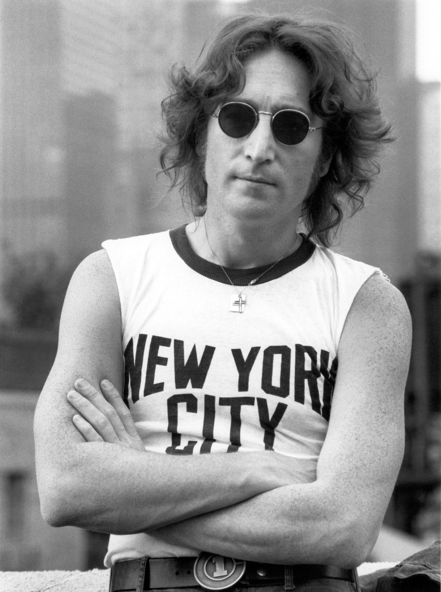 TheBatlesChile's tweet photo. Un día como hoy, un lunes 08 de diciembre de 1980, John Lennon es asesinado a manos de Mark Chapman en el edificio Dakota en New York.
Un día sensible y triste para todos los fanáticos de los Beatles.
#JohnLennon https://t.co/Lbes3bLj5H