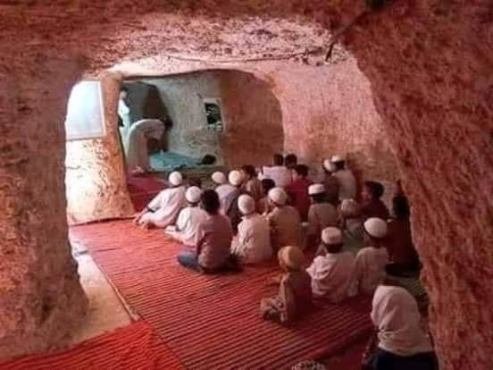 مسجد الموحدين
مسجد تحت الارض تحدى الاستعمار ويروي قصة بطولة و كفاح شعب ورمز تاريخي يعكس تمسك الشعب الجزائري 🇩🇿 بدينه ولغته ياشوالي
شعب الجزائر مسلم و إلى العروبة ينتسب
من قال حاد عن اصله او قال مات فقد كذب