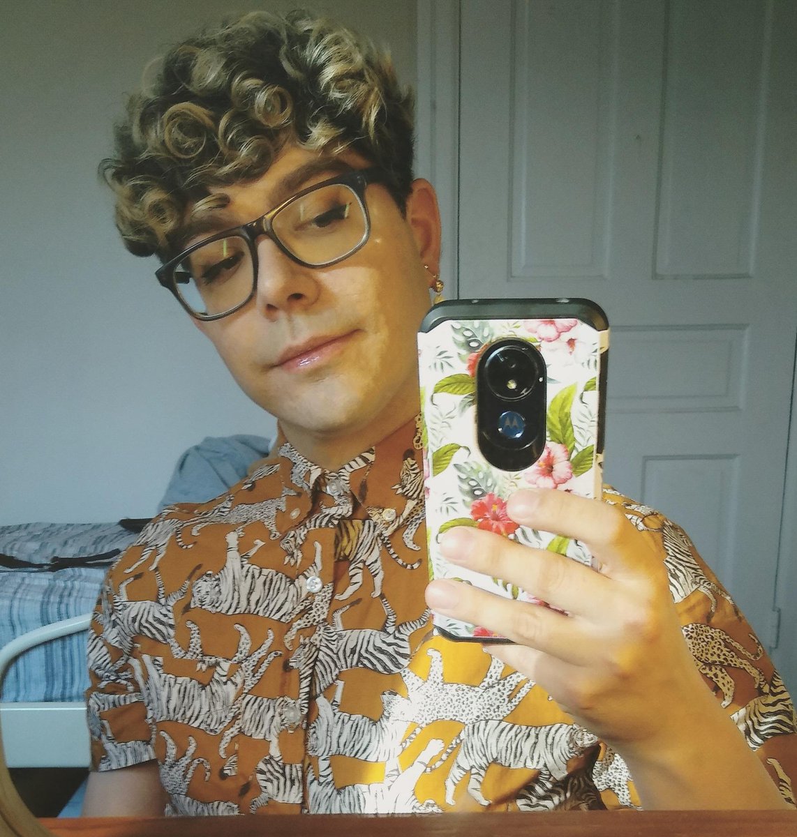 MadisonMimic's tweet photo. It's been three years since I was finally honest with myself. I still feel like there's a lot to explore, but I'm at least more comfortable in who I am. #ThisIsWhatNonBinaryLooksLike https://t.co/WH8hd8ujfn