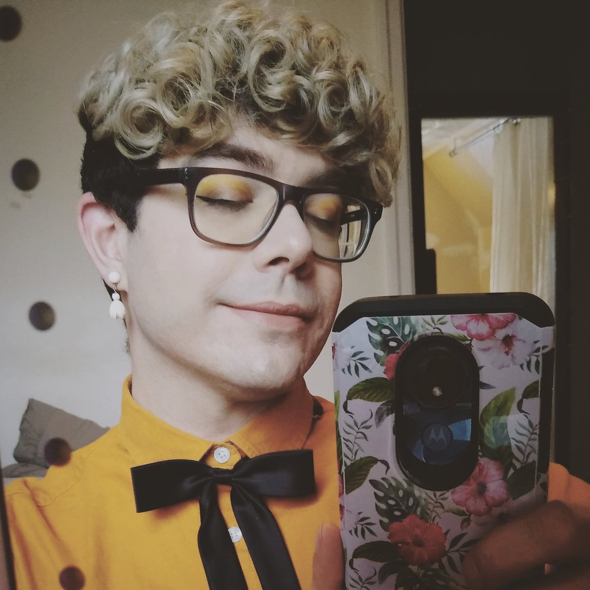 MadisonMimic's tweet photo. It's been three years since I was finally honest with myself. I still feel like there's a lot to explore, but I'm at least more comfortable in who I am. #ThisIsWhatNonBinaryLooksLike https://t.co/WH8hd8ujfn