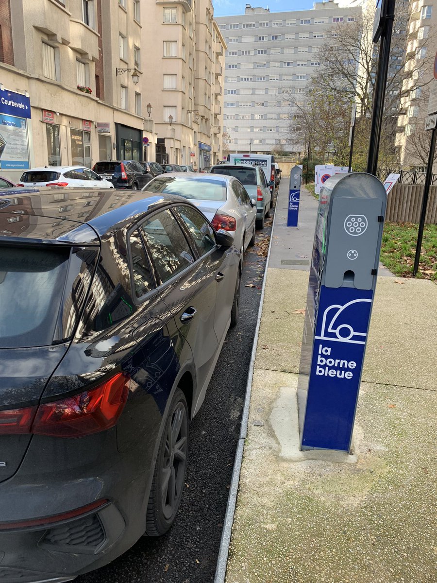 PlaceHerold's tweet photo. Je fais comment pour recharger mon véhicule 100% électrique ?
Je stationne sur la chaussée #ruemassenet et installe une rallonge ? #Courbevoie #Policemunicipale quand arriverez vous à faire respecter les places de stationnement dédiées aux véhicules propres ? #mairiedecourbevoie https://t.co/r9HFrOa6cL