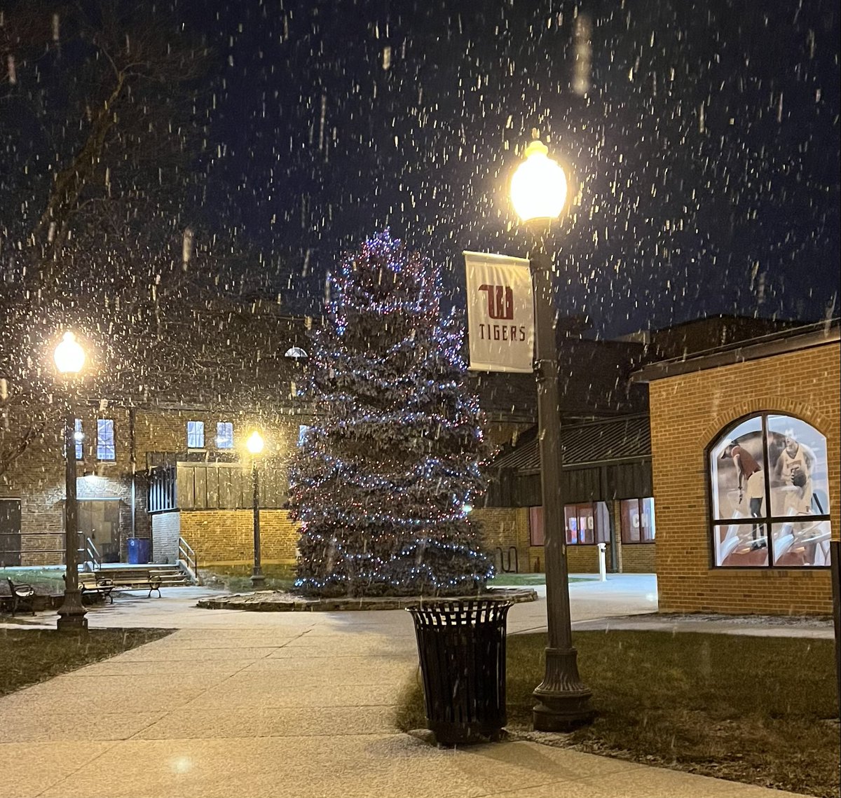 FrandsenWitt15's tweet photo. Walking in a ⁦@wittenberg⁩ ⁦@WittAthletics⁩ wonderland. #SeizeYourLight https://t.co/3J9wZexMdk