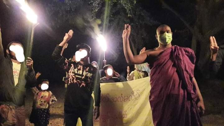 A night protest, which is still fighting against the military dictator, is rallying in Pyikyitakon, Mandalay.

#EndImpunity #Dec8Coup 
#WhatsHappeningInMyanmar