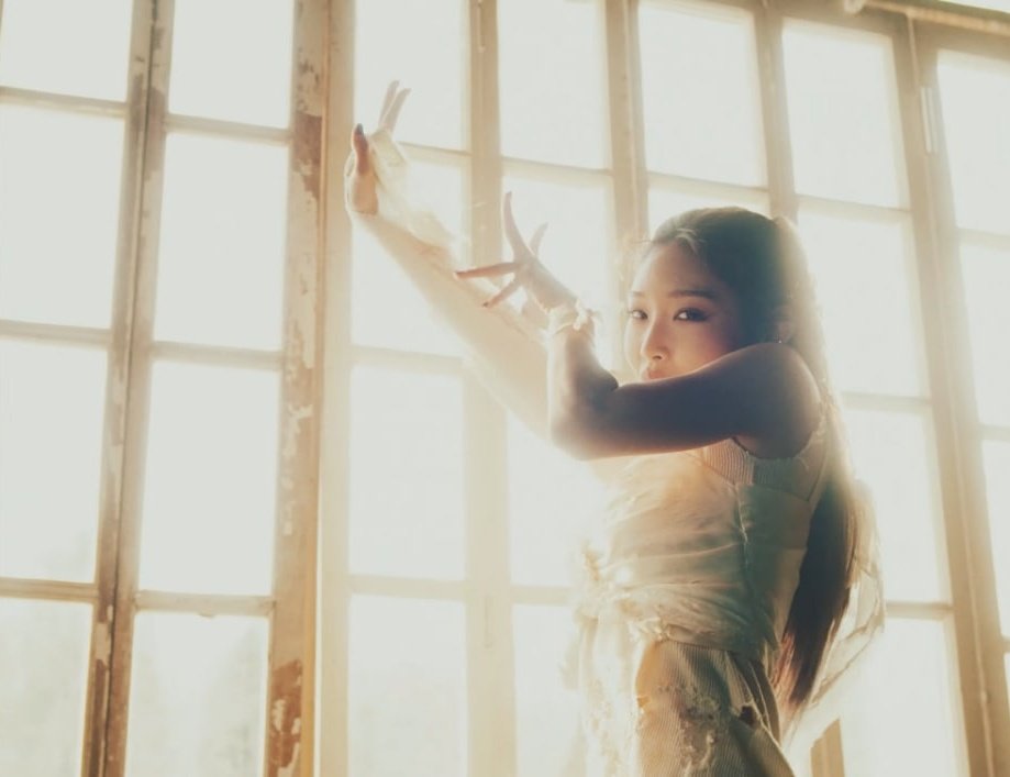 chunghafilms's tweet photo. "I'm all alone in an isolated space,
I am repeatedly stuck with you in a difficult game"

#김청하 #청하 #kimchungha #chungha #chunghafilms
@CHUNGHA_MNHent https://t.co/VEarguDeNz