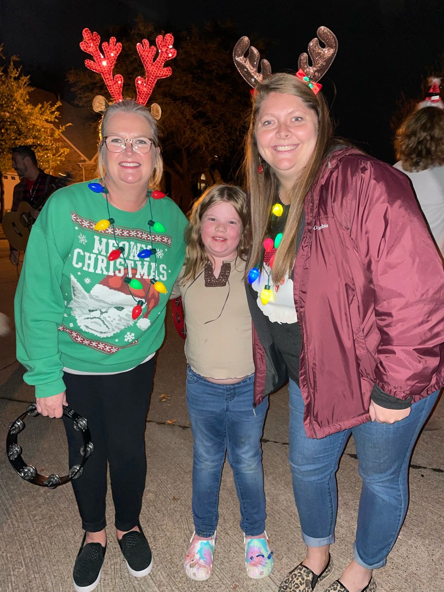 mrsloristine's tweet photo. Had so much fun Christmas caroling last night 
@GlenOaksES
 #TheGlenOaksWay #MyMISD #MISDLivesKind #GOLivesKind https://t.co/wnhrPtwBfP