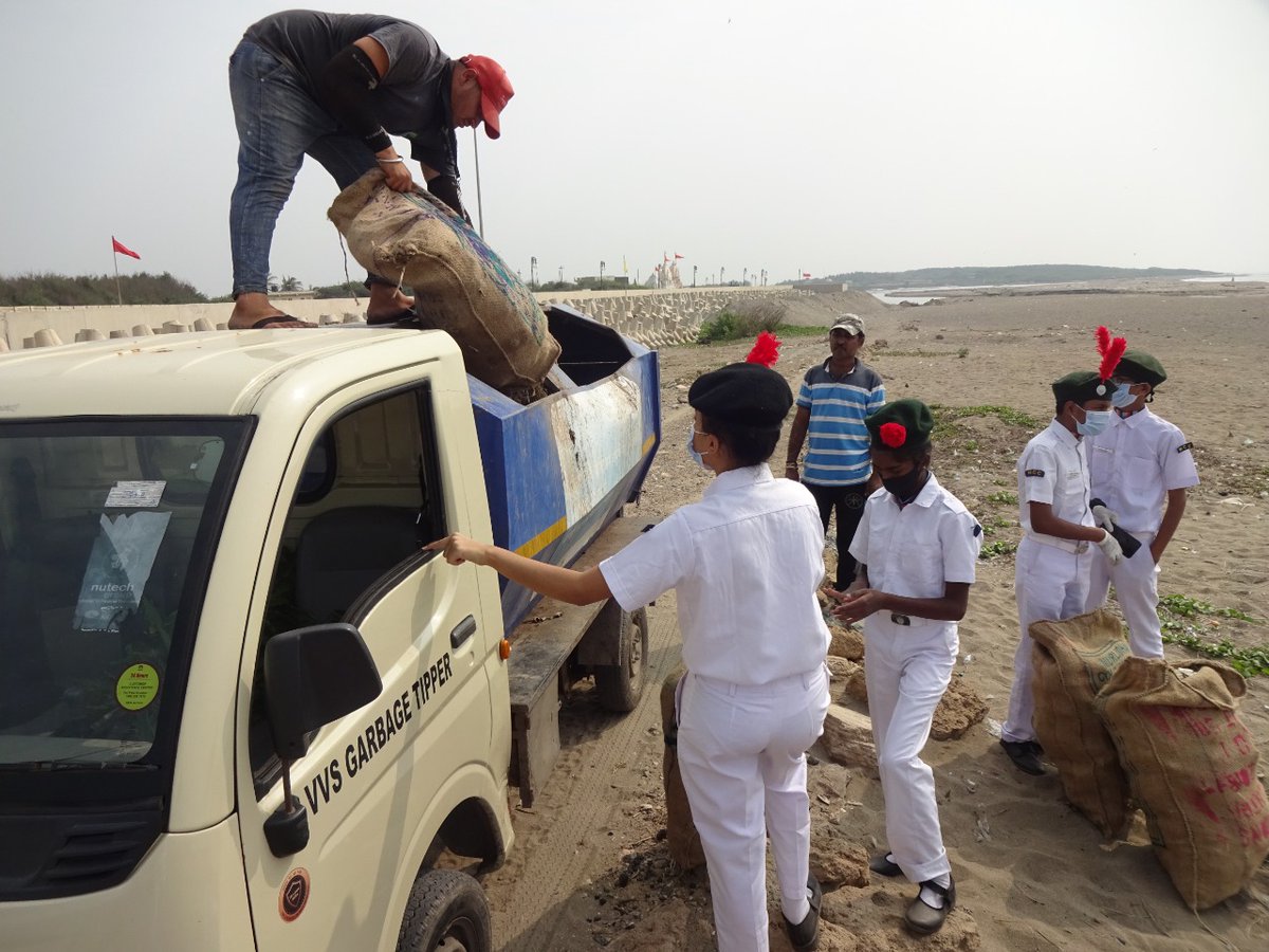 NCC_Dte_Gujarat's tweet photo. #PuneetSagar
55 Cadets of 7 GUJ NU NCC in association with Somnath trust &amp; sanitation dept cleaned Somnath Beach of plastic waste &amp; contributed in protecting the marine life &amp; educating the community
@DefencePRO_Guj
@HQ_DG_NCC
@NCC_Dte_Gujarat
@jitu_vaghani
@cmoguj
@Bhupendrabjp https://t.co/2DICetivn9