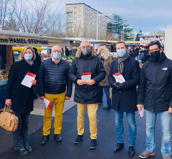 CdeCintre's tweet photo. 💬 Ce matin, échanges avec les habitants de Mont-Saint-Aignan sur le marché de la place Colbert. 
☀️ Quelques rayons de soleil et un accueil chaleureux pour bien démarrer la journée ! https://t.co/lxyFeuSgOG