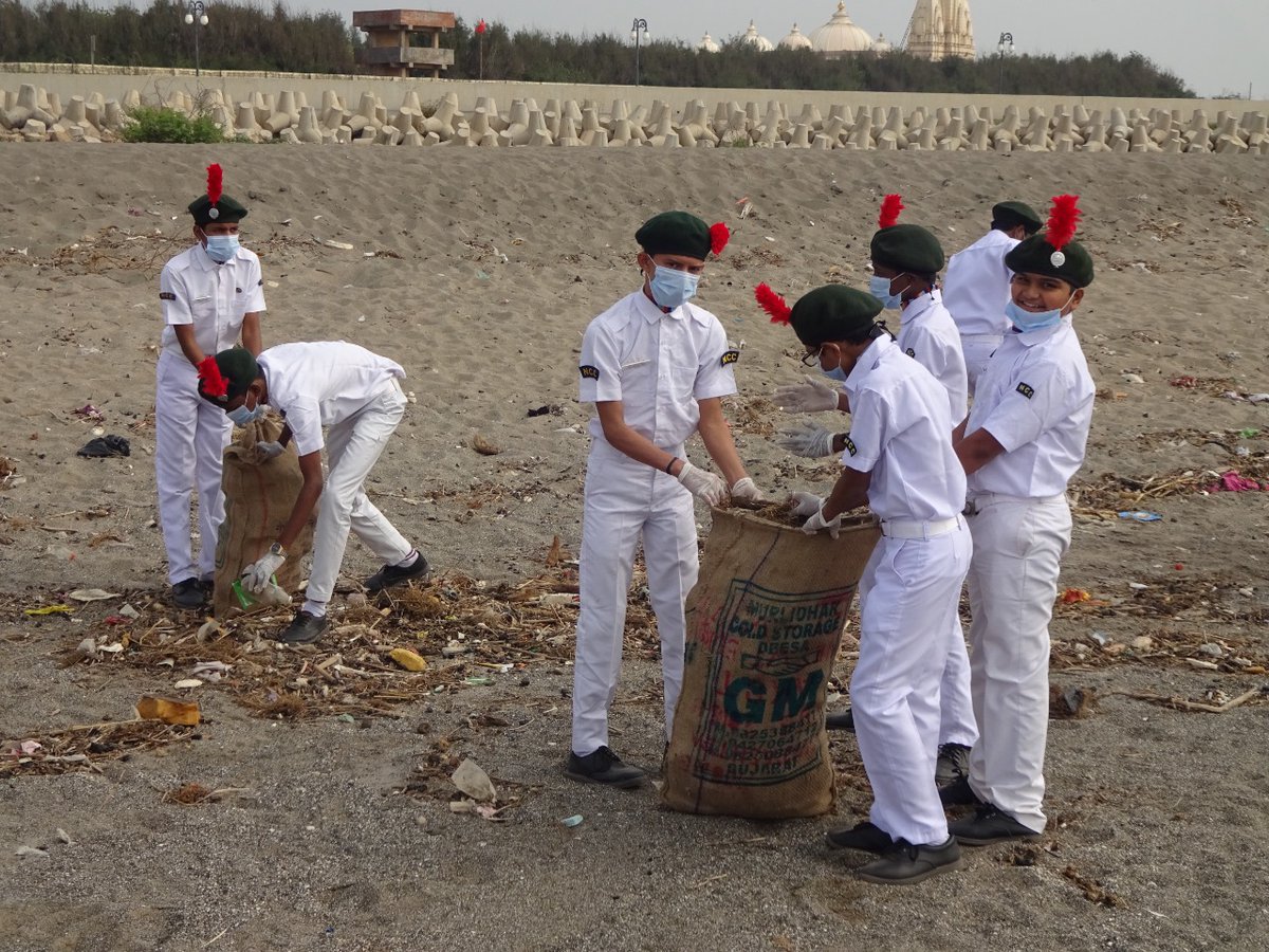 NCC_Dte_Gujarat's tweet photo. #PuneetSagar
55 Cadets of 7 GUJ NU NCC in association with Somnath trust &amp; sanitation dept cleaned Somnath Beach of plastic waste &amp; contributed in protecting the marine life &amp; educating the community
@DefencePRO_Guj
@HQ_DG_NCC
@NCC_Dte_Gujarat
@jitu_vaghani
@cmoguj
@Bhupendrabjp https://t.co/2DICetivn9