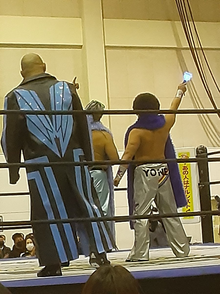 johnthewildcat's tweet photo. ファンキーエクスプレスの入場を怪訝そうに見つめる長井
#YutoFINALROAD
#ddtpro
#noah_ghc https://t.co/hTPoX54WZG