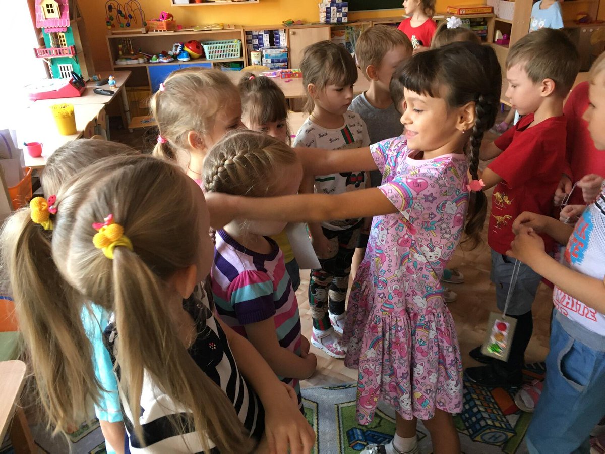 В МБДОУ "Детский сад № 359" г.о. Самара прошёл 3 этап акции "Стань заметнее. Засветись!". Ребята старших и подготовительных к школе групп подарили фликеры воспитанникам младших групп и родителям (законным представителям).
#СтаньзаметнееЗАСВЕТИСЬСамара