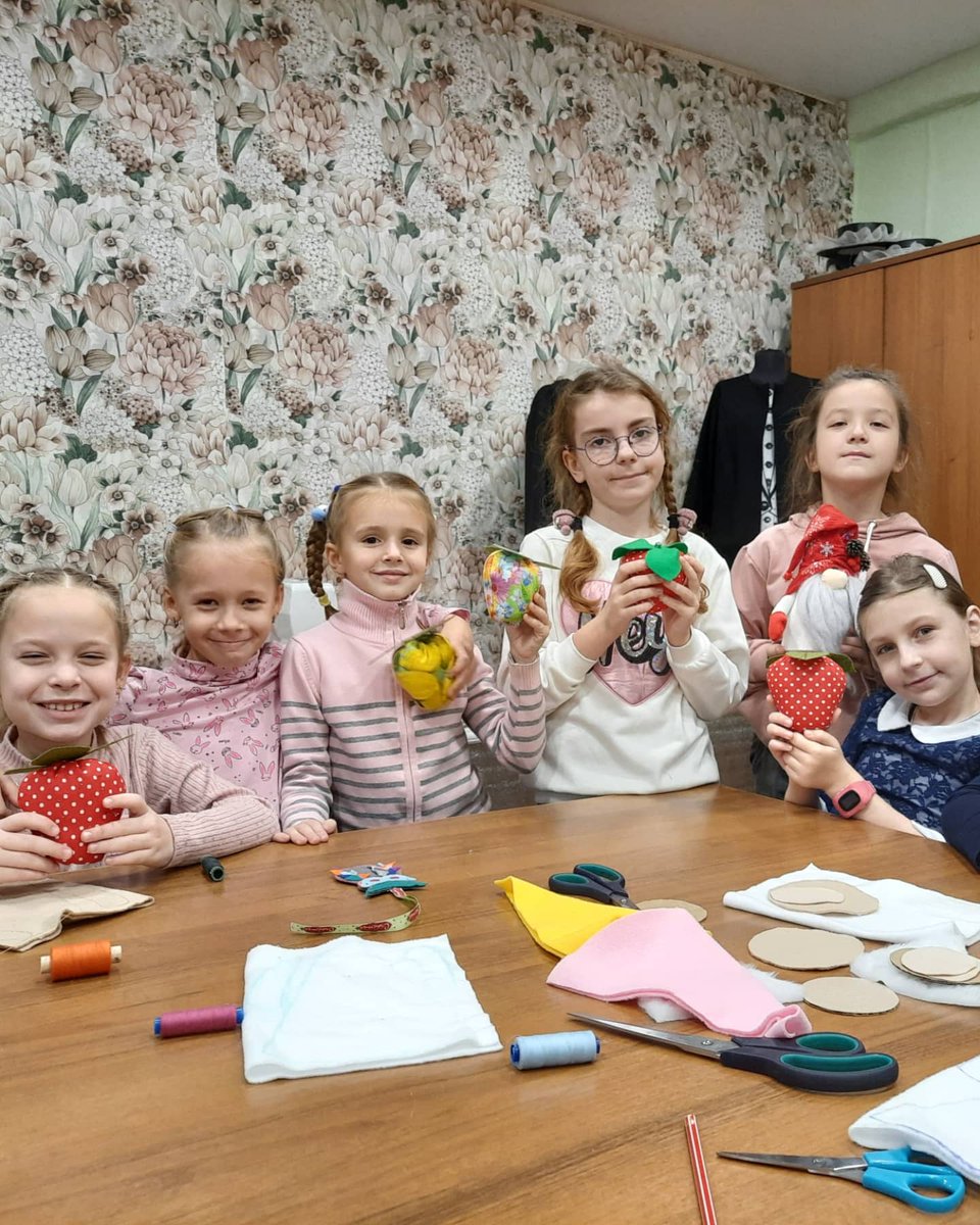 strigo_s's tweet photo. @Tularegion71 @Suvorov_obr 
Игольницы бывают самых разных форм.
В ход идут разнообразные материалы и в результате получается оригинальная вещь.
В объединении "Кукольные фантазии" совсем юные обучающиеся сшили игольницы в виде ягодок, используя цветной хлопок.
Педагог-Чернова Л.А. https://t.co/5KQVcfcm8d