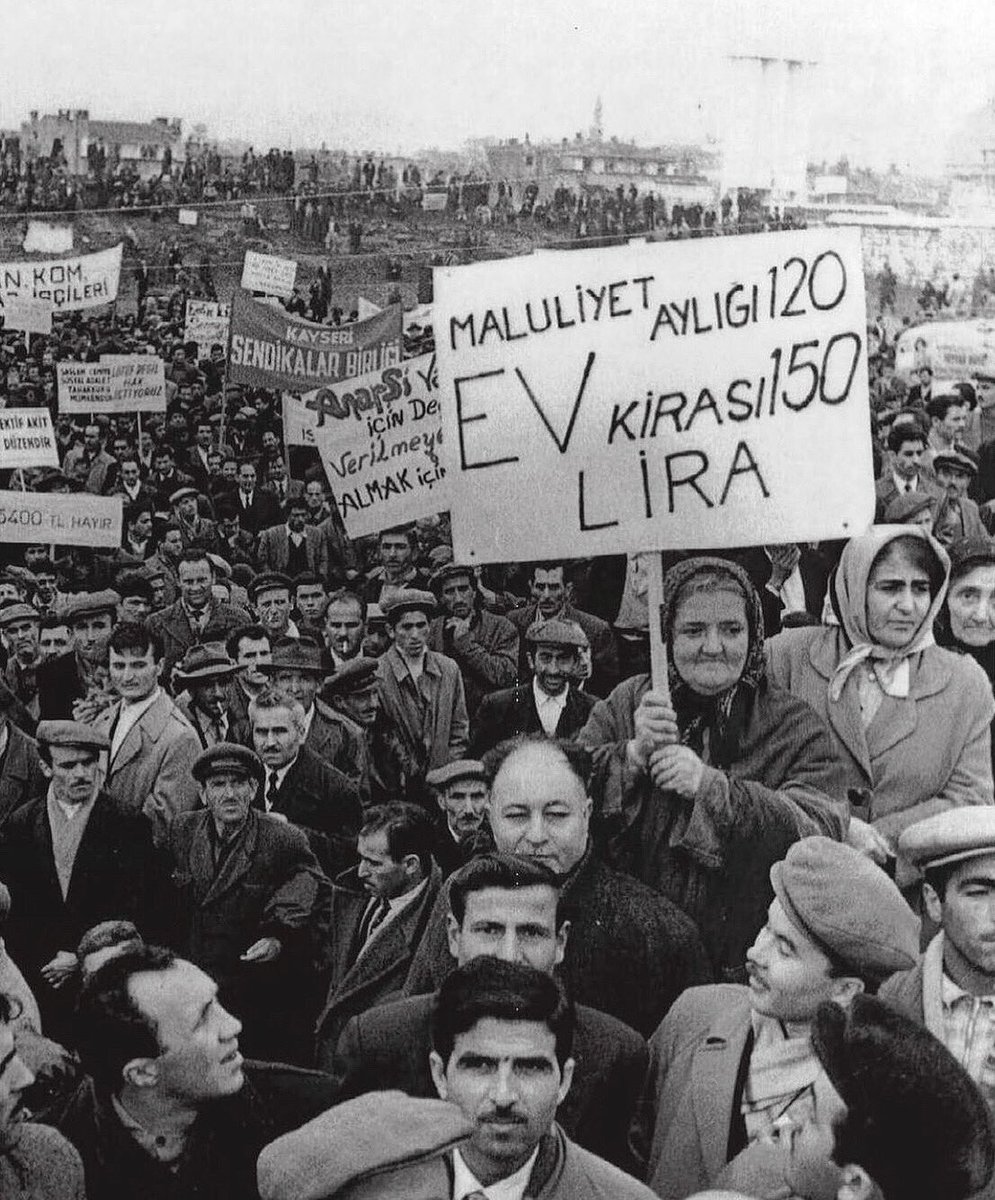 tarihiiimerak's tweet photo. 1961, Saraçhane. Cumhuriyet tarihinin ilk işçi mitinginde döviz tutan bir kadın. https://t.co/nVxtfSdRU8