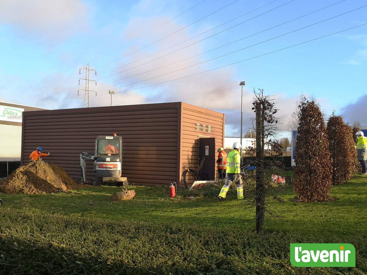 Incendie d'une cabine haute tension ce matin dans le zoning de Tournai Ouest. Pas de blessés mais des dégâts importants sur cette cabine qui alimente une partie du zoning industriel en électricité.