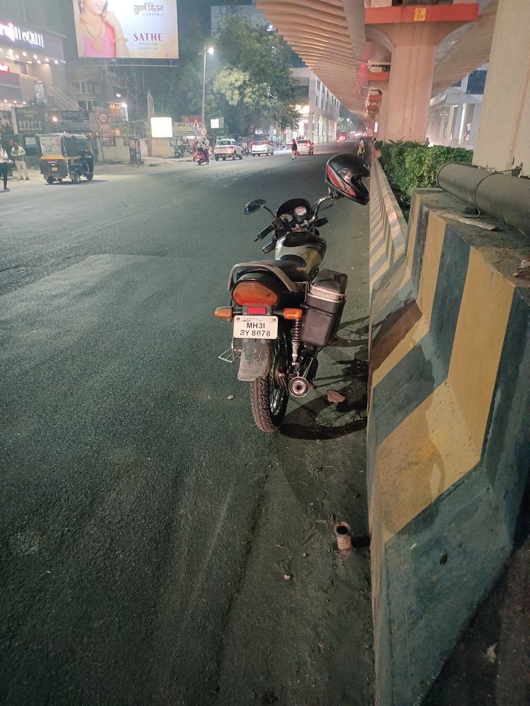 milindbawankar's tweet photo. #Nagpur: छत्रपती चौकात वर्धा रोड कडे जाणाऱ्या रोडला ही बाइक बेकायदेशीर पार्क केली आहे. सिग्नल सुटल्यावर भरधाव येणाऱ्या गाड्यांचा अपघात होऊ शकतो. @ngpnmc @trafficngp
#नागपूर #मराठी #NagpurTraffic #chhatrapatisquare #wardharoad https://t.co/NF1rlJcEO4