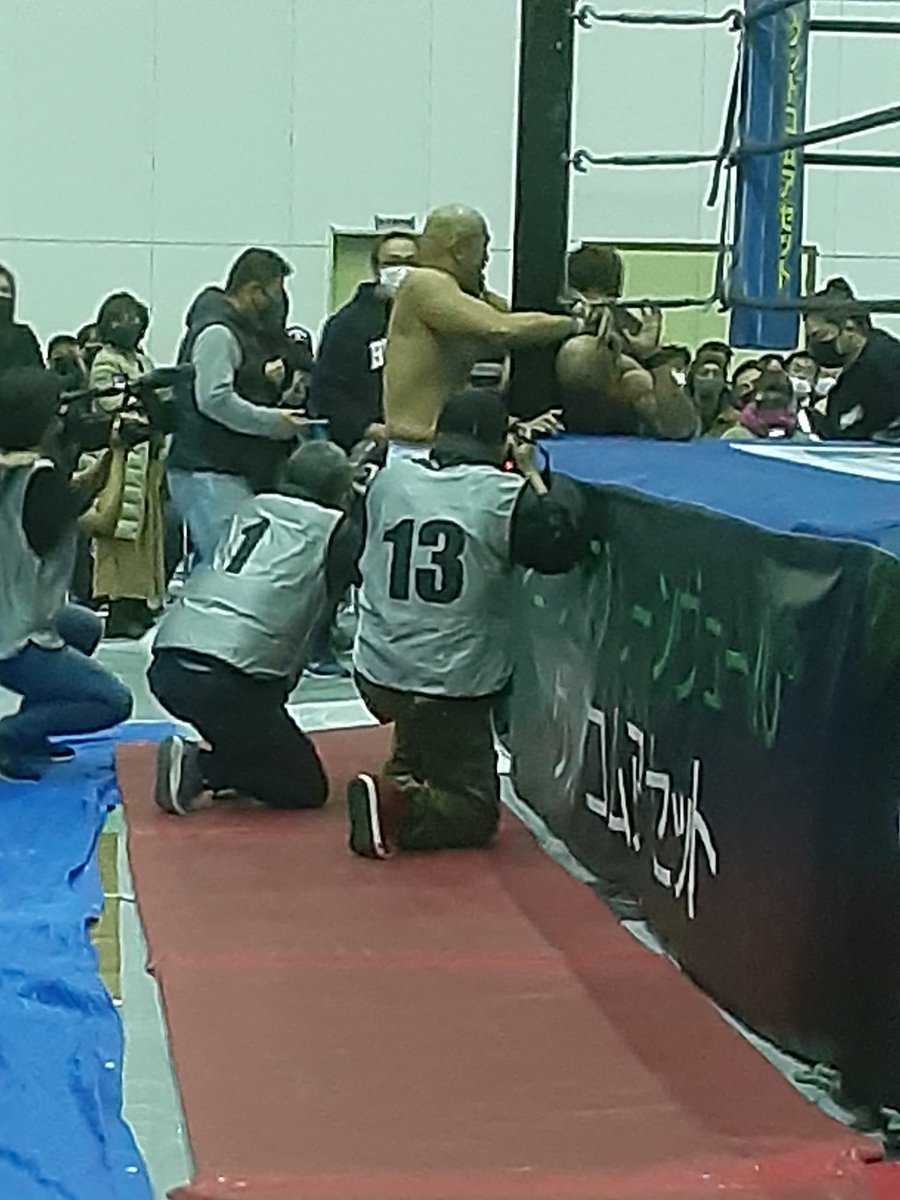 johnthewildcat's tweet photo. 秋山とHARASHIMAも相島を攻める
#YutoFINALROAD
#ddtpro https://t.co/ZlQISFAQeA