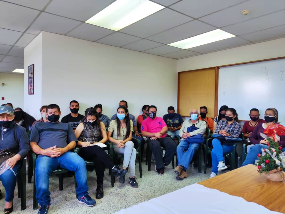 MERIDAIMDERURAL's tweet photo. El Presidente de Imderural @rafaelaraqueroa, este martes 07 entregó su cargo a Yanetzy Urbina, quien llevará las riendas de la institución. Todo el personal acudió para despedir al amigo y gran líder  quien se ganó el cariño, respeto y admiración y  bienvenida a la nueva gerente. https://t.co/Qo5QTfcIQe