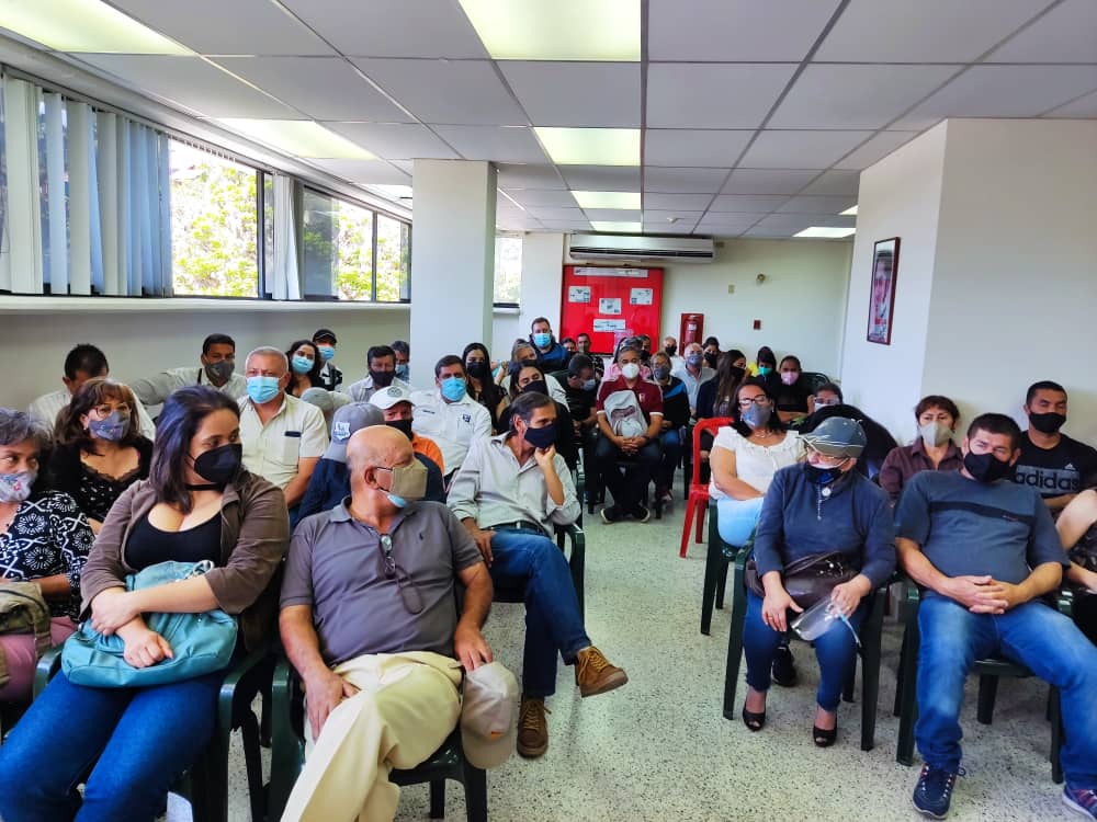 MERIDAIMDERURAL's tweet photo. El Presidente de Imderural @rafaelaraqueroa, este martes 07 entregó su cargo a Yanetzy Urbina, quien llevará las riendas de la institución. Todo el personal acudió para despedir al amigo y gran líder  quien se ganó el cariño, respeto y admiración y  bienvenida a la nueva gerente. https://t.co/Qo5QTfcIQe