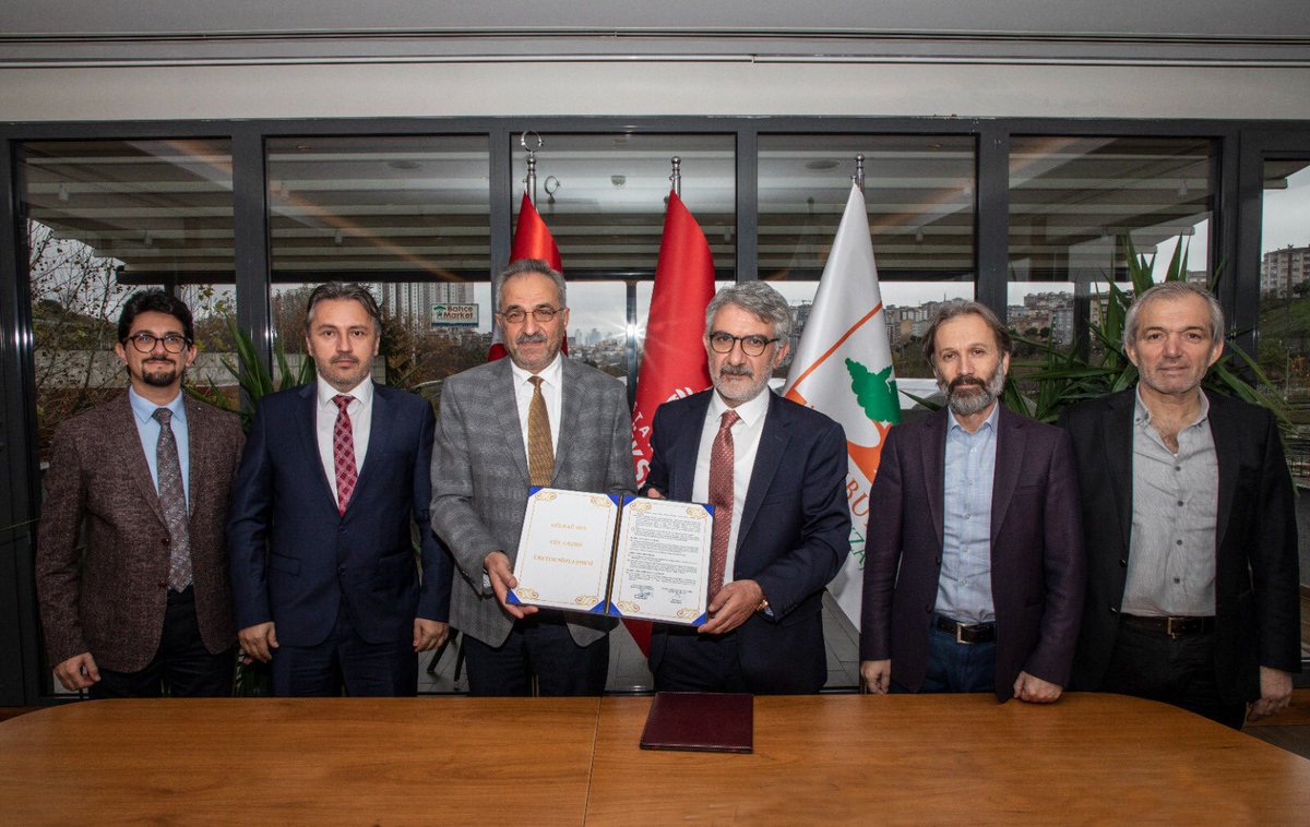 “Gülbağ 1071” için imzalar atıldı.

Türkiye’nin ilk patentli yerli ve milli gülü olan Gülbağ 1071’in üretimi konusunda, Yalova Atatürk Bahçe Kültürleri Merkez Araştırma Enstitüsü Müdürü Sayın Yılmaz Boz ile Genel Müdürümüz Ali Sukas 10 yıllık protokol imzaladı.