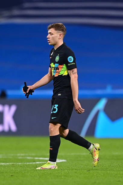 IiLLuSion7I's tweet photo. Alza quella testa #Barella!
Un anno e mezzo che corri e fai guerra per i nostri colori, non sarà di certo questo a farci cambiare idea su di te
⚫❤️🔵 @Inter @Inter_en
#RMAINT https://t.co/bq0HyccQfj