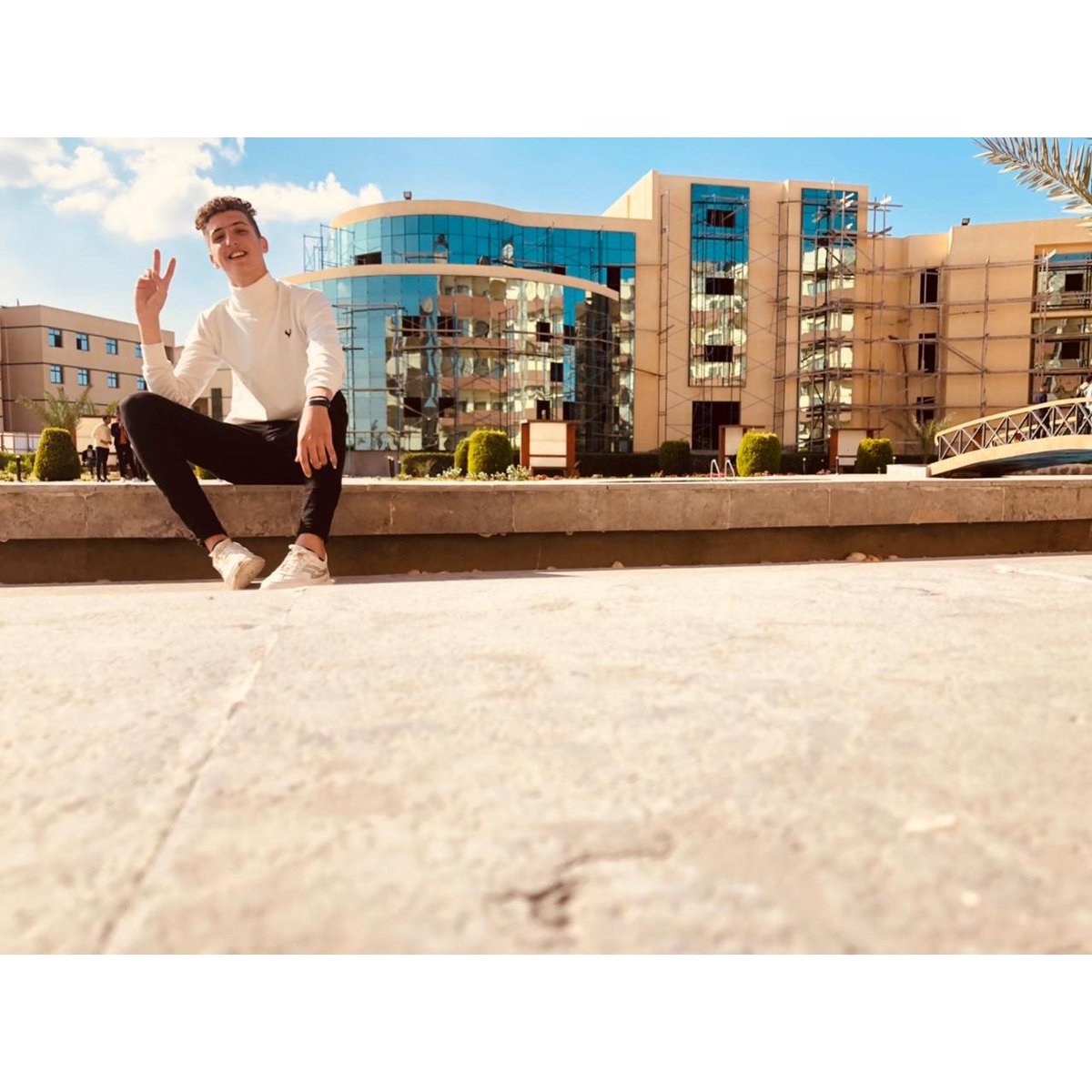 كن كل الحياه رافق الجميع ولا تتمسك بأحد 🖤🖇️