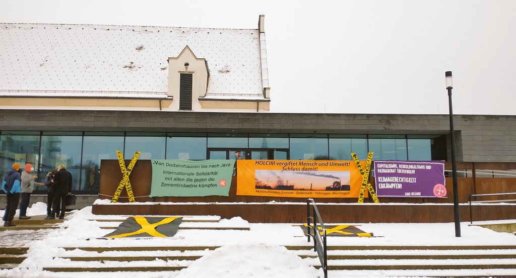 Wir sind in Sigmaringen und zeigen unsere Solidarität mit der Klage von Anwohner*innen gegen das Zementwerk #Dotternhausen

Von Dotternhausen bis nach Java: Klimagerechtigkeit solidarische erkämpfen🤝
#HolcimStoppen