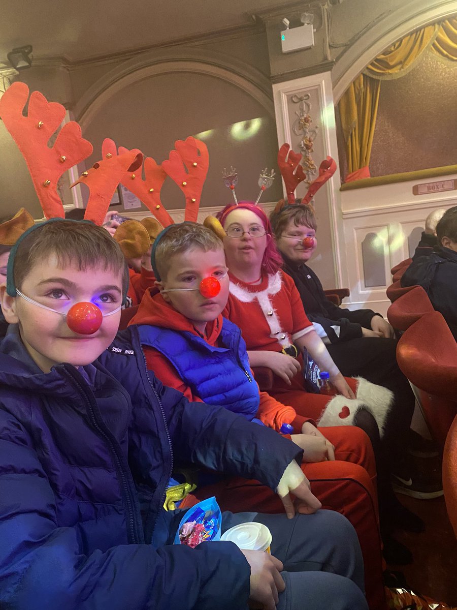 sharonferguson2's tweet photo. @GlasgowPavilion #scottfletcher amazing panto and Scott is such a lovely guy https://t.co/LFmP5gm2su