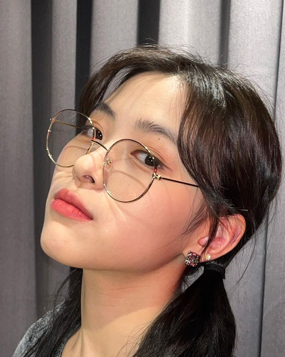YUKALlNA's tweet photo. Glasses on, cam on. 🤓🤍 https://t.co/Os7T4RXUXk